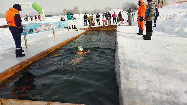 Второй день соревнования моржей на озере Красном в Кемерове
