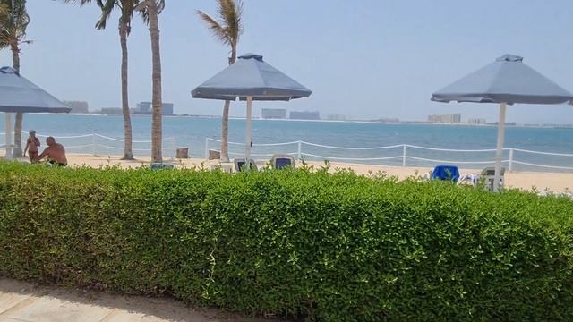 Дорога до пляжа от самого дальнего номера отеля BM Beach Resort 4* /Ras Al Khaimah ОАЭ