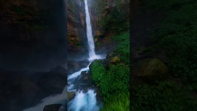 Водопад на острове Ява / Индонезия