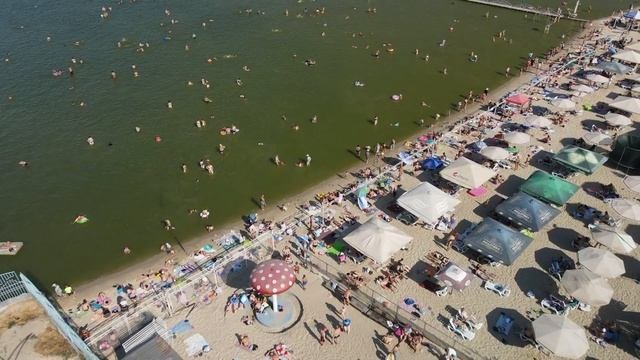 ТАГАНРОГ На аквапарке  пляже Елисеевский и Тополёк очень много отдыхающих.