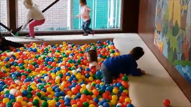 Шарики, бассейн с шариками, прыгать, много шариков