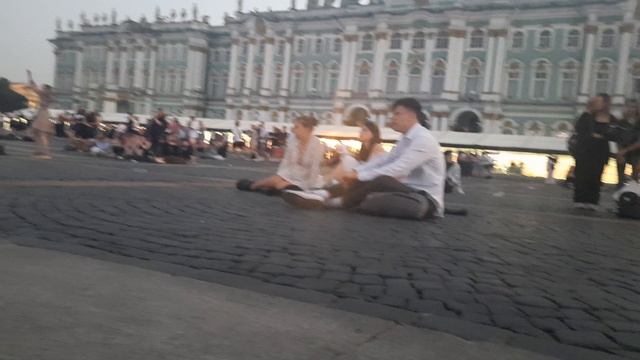 ПОСЛЕ ВЫПУСКНОГО На Дворцовой площади в центре города Санкт-Петербурга под утро завершение концерта