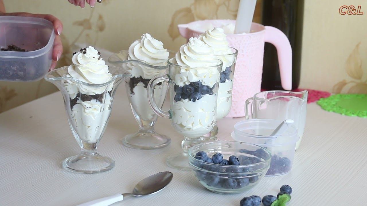 Десерт из сливок с голубикой и бисквитной крошкой