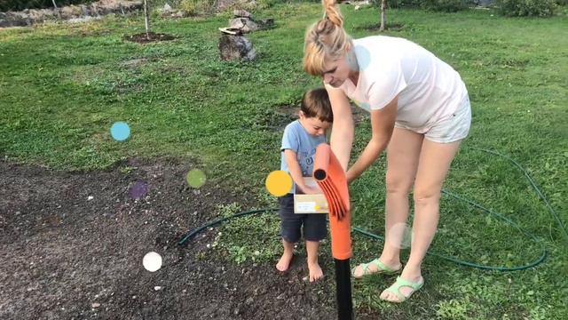 Как Макс и Ника помогали во время своих летних каникул у бабушек