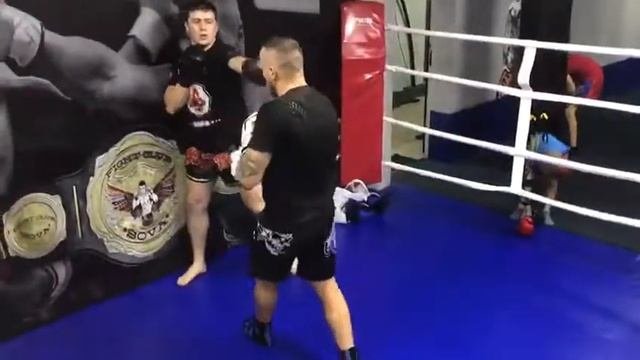 Спаррингуем по боксу. Спарринг по боксу с новичками