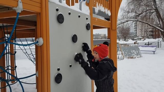 Арти, Адель и детская площадка в мороз. Artie, Adele And The Playground In The Cold.