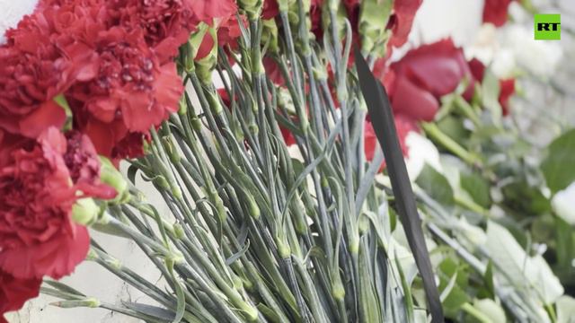 К посольству Ирана в Москве несут цветы — видео