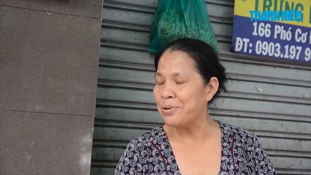 Hàng súp cua hơn 20 năm bán vỉa hè, 6 người làm không ngớt tay