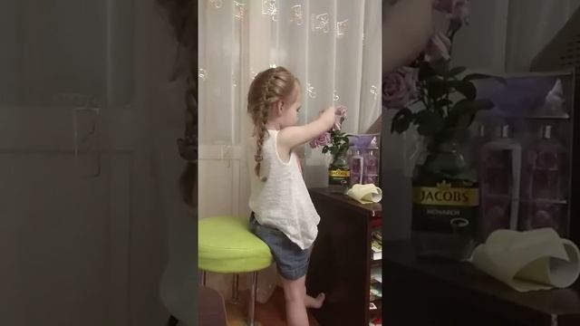Дарина протирает цветы