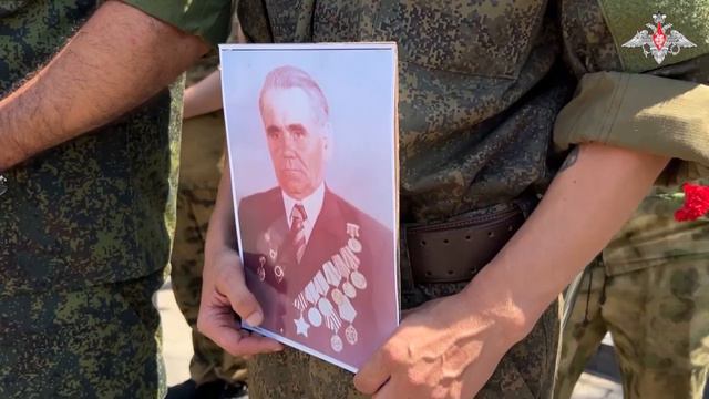 В Донецке военнослужащие почтили память советских воинов у памятника освободителям Донбасса