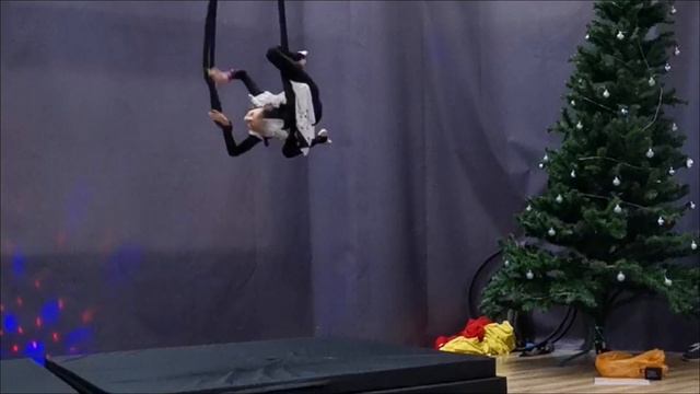 Склярова Мия, 6 лет. воздушная гимнастика на ремнях Круелла девил