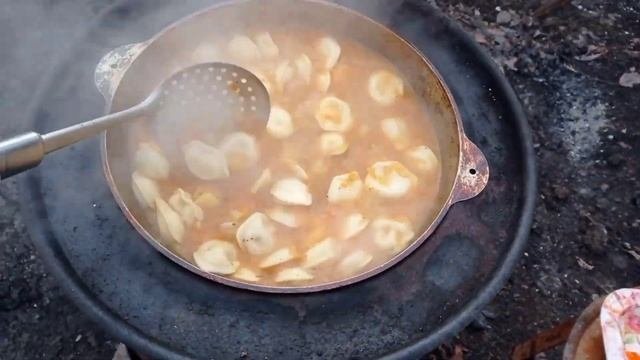 Суп из пельменями на костре