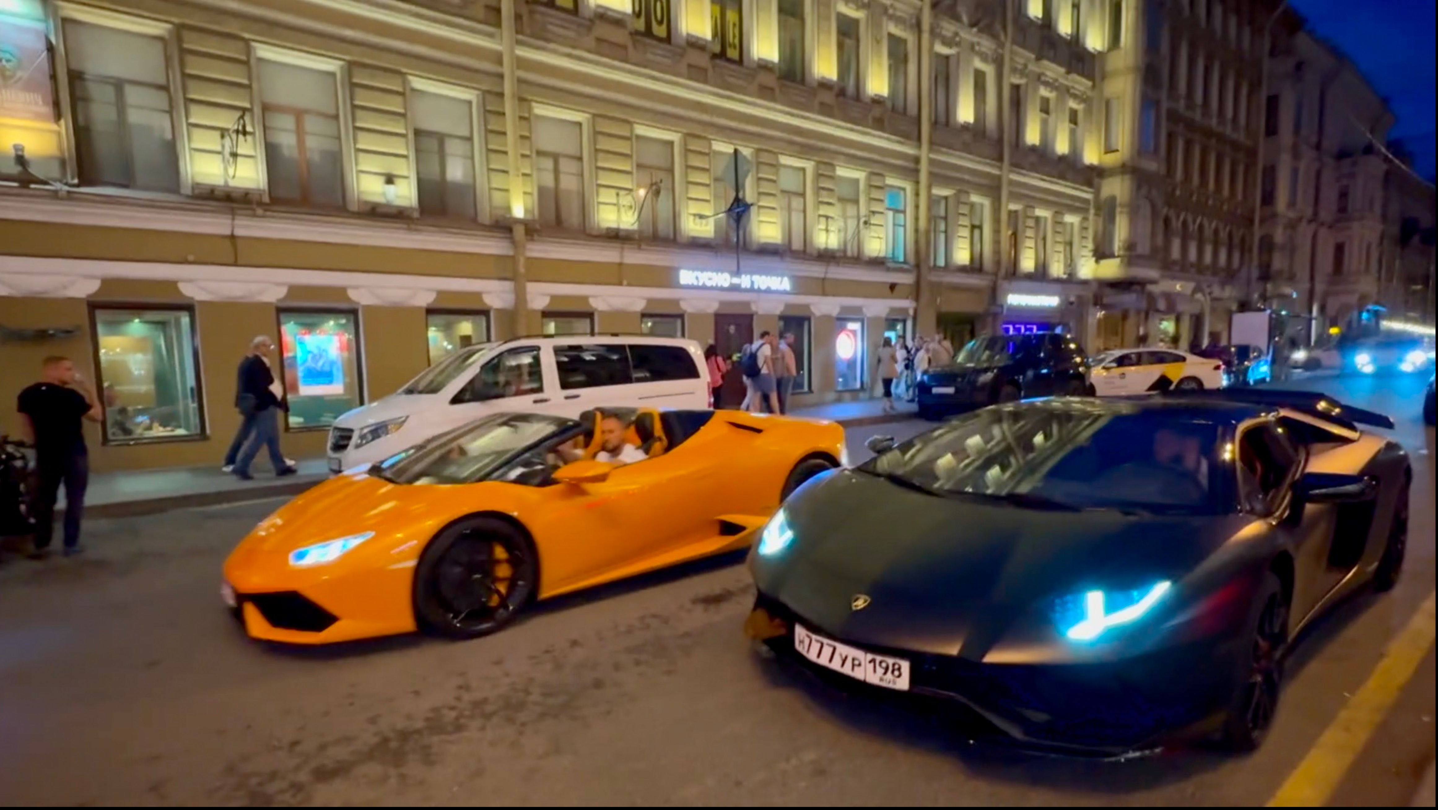 Ночная жизнь на улице Рубинштейна в пятницу вечером. Красивые машины Ламборгини. Санкт-Петербург.