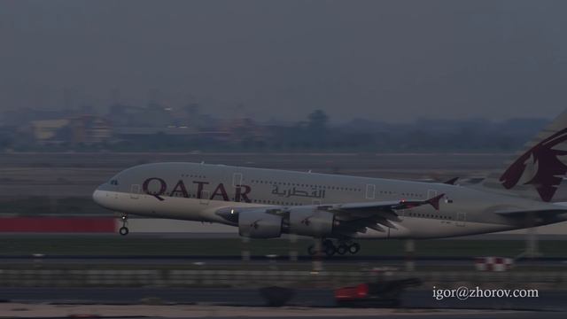 Эйрбас А380 авиакомпании Qatar Airways приземляется в аэропорту Суварнабхуми.