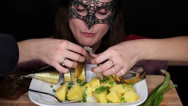 АСМР Мукбанг Копченая СКУМБРИЯ и Пасхальный КУЛИЧ/ASMR MUKBANG SMOKED SCOMBER *SOFT SPOKEN*