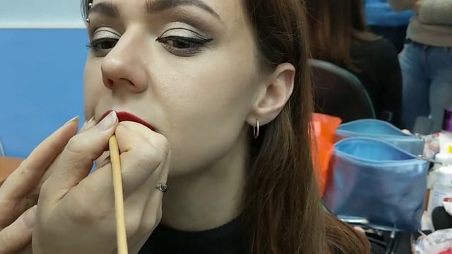 Красная помада, симметрия, техника ровного четкого контура