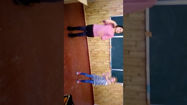 Мои подружки танцуют на школьной дискотеке