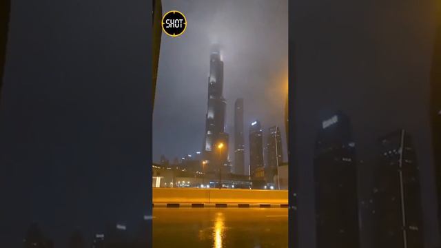 В ОАЭ снова апокалипсис, на страну обрушился проливной дождь с ветром и эпичными молниями.