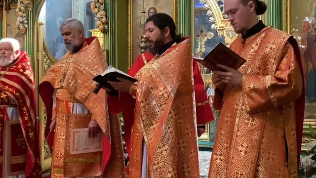 Чтение Евангелия на Пасху
