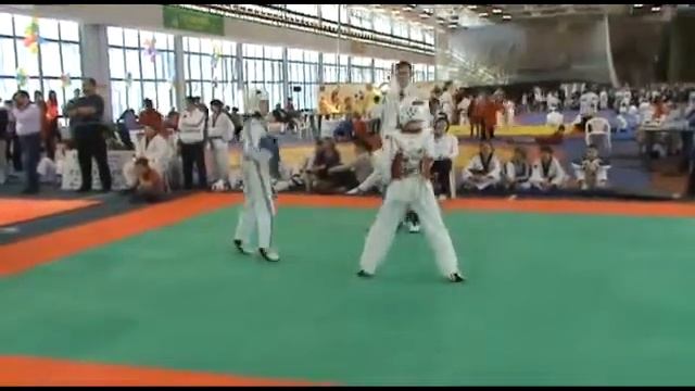 Дмитрий Елизаров красный жилет. 3 бой.