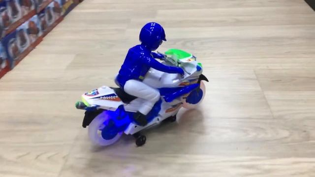 Игрушка полицейский на мотоцикле.