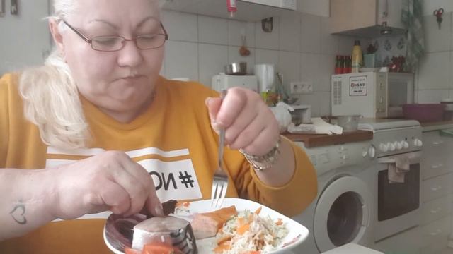 Мукбанг \ Едим Скумбрию и красную рыбку....🐟🐡