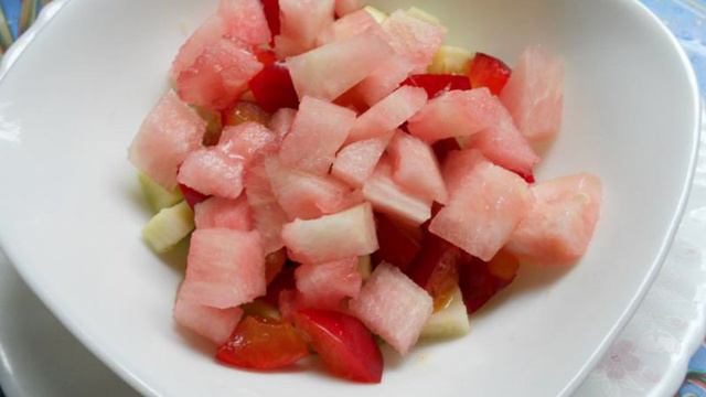 Салат из арбуза и фруктов