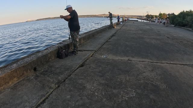 Городская набережная усыпана рыбаками