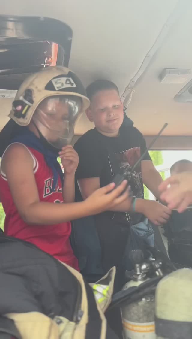 Детям из ЛНР показали пожарную машину и устроили соревнования по армрестлингу