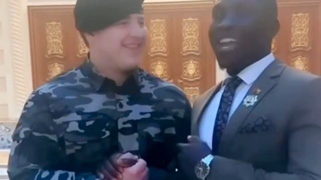 Сына главы Чечни Адама Кадырова попросили провести обучение по стрельбе для гвинейских военных.