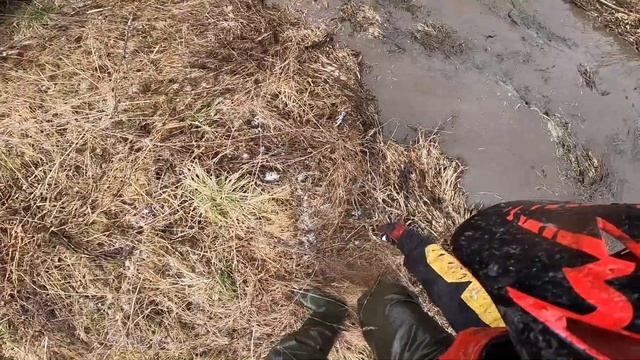 Пытаемся пробраться к заброшенной сторожке. Чуть не утопили квад!