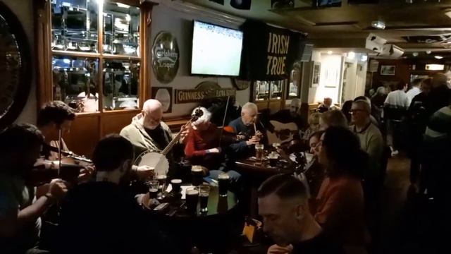 Heating up - 1. Darkey Kelly's trad session (The best one in Ireland!)
