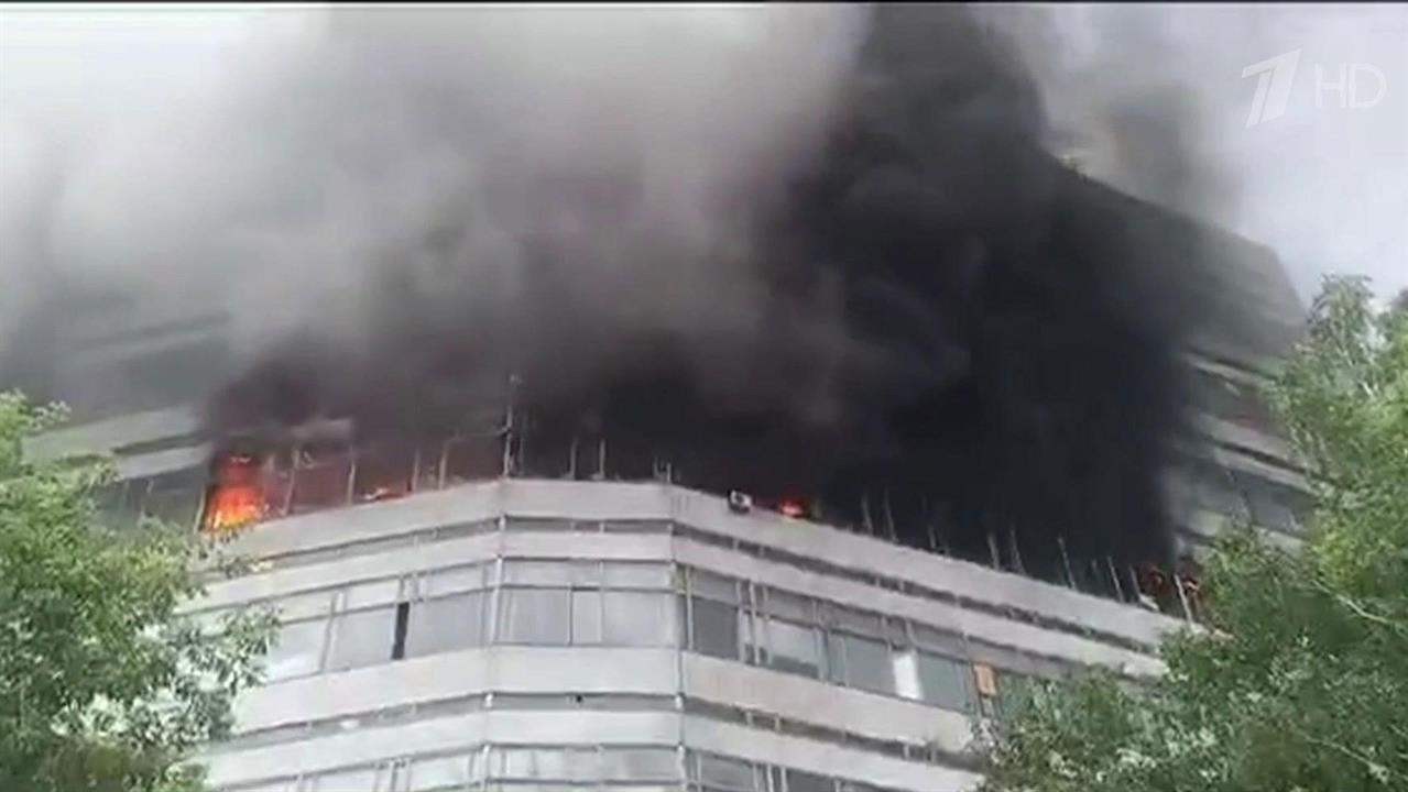 Масштабная спасательная операция идет во Фрязино, где горит здание НИИ "Платан"