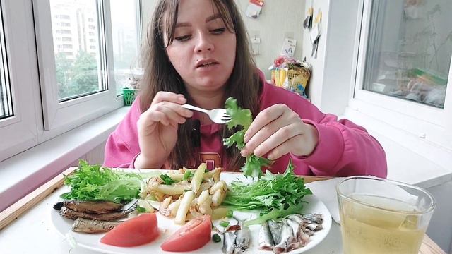 Мукбанг картошка жареная , шпроты, килька, овощи #friedpotato #mukbang #мукбанг