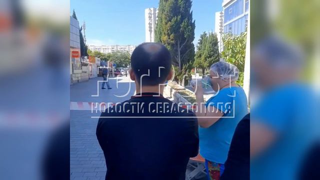 В Севастополе у супермаркета обнаружен подозрительный пакет