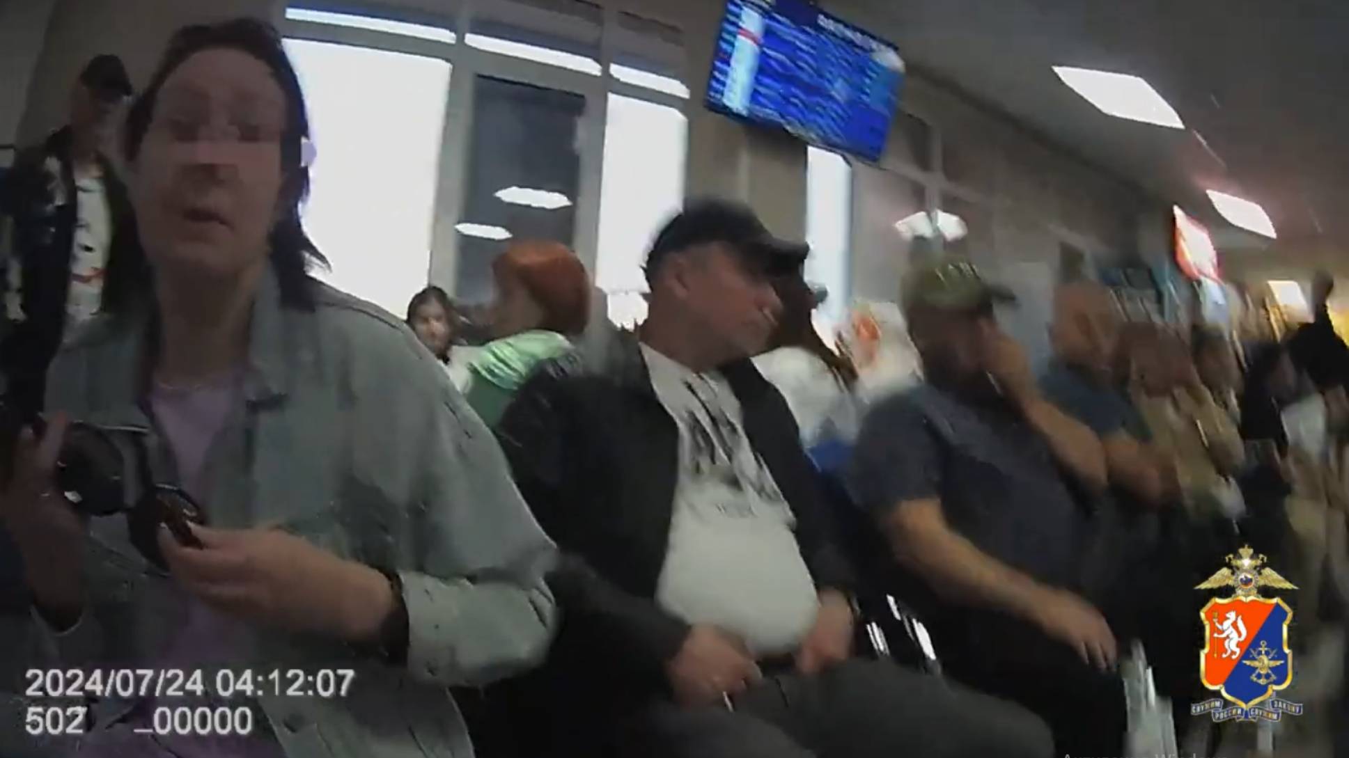 Двое суток ареста назначено авиапассажирке, оскорблявшей полицейских в аэропорту Сургута