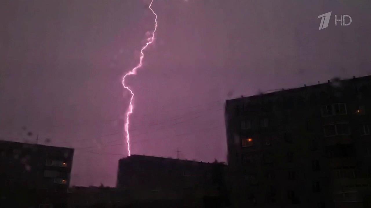 В Сыктывкаре после удара молний в линии электропередачи начались перебои со светом