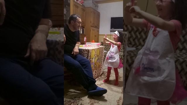 маленький врач лечит взрослого хирурга