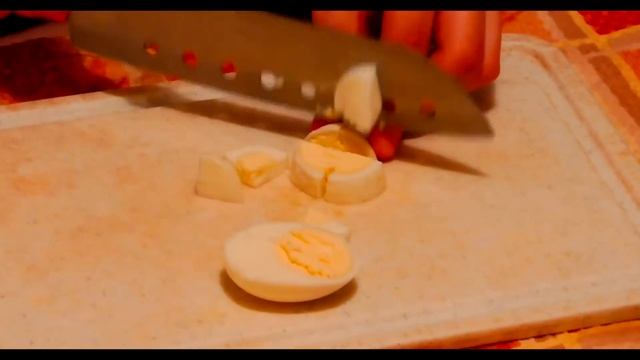Теплый салат с курицей и рукколой
