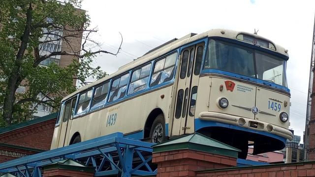 Памятник троллейбусу Škoda 9Tr у фудмолла «Депо» в Москве 11 мая 2024 года 13:28:42