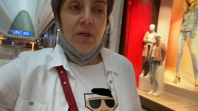 Шоппинг центр абсолютно пустой...?