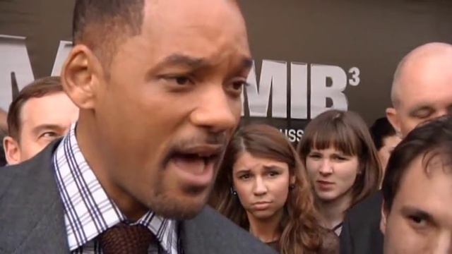 Will Smith Slaps Kissing Reporter - RAW VIDEO