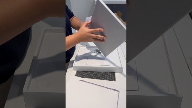 Unboxing Apple 13-inch MacBook Air M2 2022 Space Grey