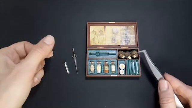 Миниатюрный чемоданчик лекаря ручной работы 1/6