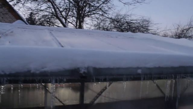 Снег на крыше теплицы из поликарбоната! Проблема или нет?