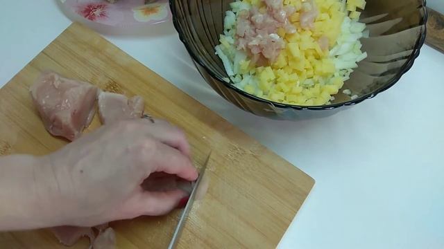 Конвертики с курицей, грибами и картофелем - это просто и очень вкусно!