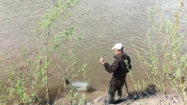 Рыбалка накидкой перед большой водой.