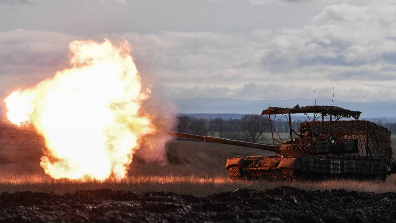 Российские Т-80 прокладывают путь штурмовым отрядам. Лучшее видео из зоны СВО