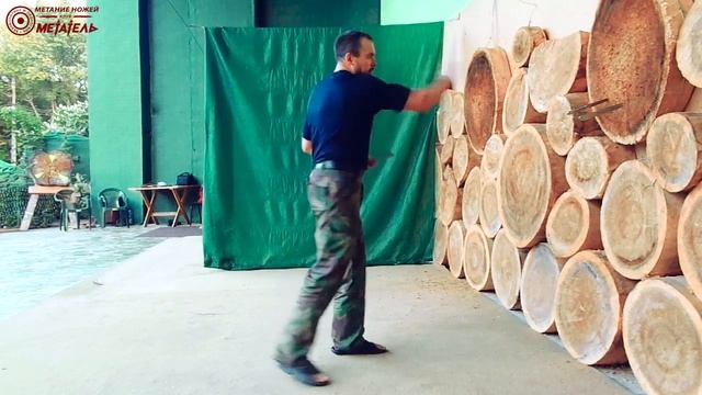 Безоборотное метание ножа обратным хватом (клинком вниз).
