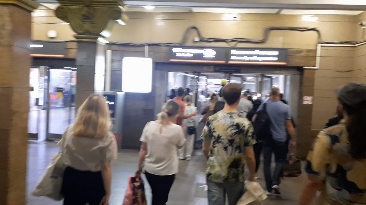 Выход к Казанскому вокзалу в Москве из станции метро Комсомольская на поезда ближнего следования
